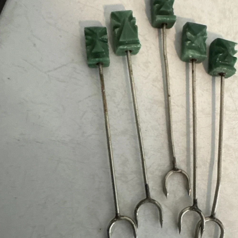 Source Unknown hors jade handle